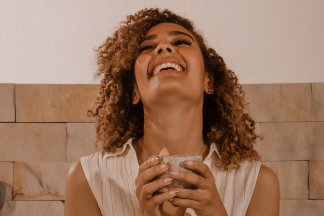 Dirigeante épanouie ayant retrouvé un leadership féminin serein et audacieux en réduisant sa charge mentale.