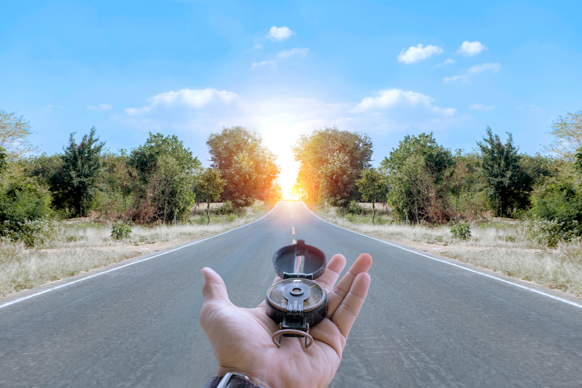 Une dirigeante orientée vers le futur échangeant avec enthousiasme avec ses collaborateurs