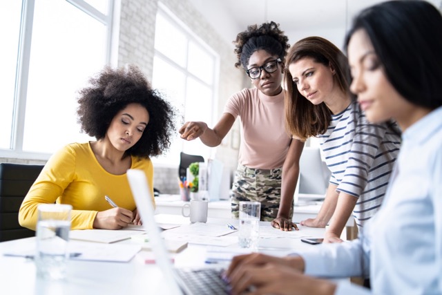 Une dirigeante adaptant sa stratégie face à une équipe diversifiée