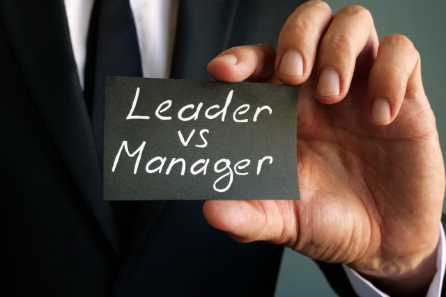 Une dirigeante équilibrant les aspects du leadership et du management